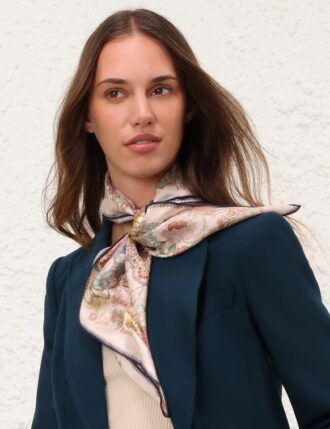 Bedrucktes Seidentuch 70 in Blau mit Blumenmuster online Bedrucktes Seidentuch 70 in Blau mit Blumenmuster online